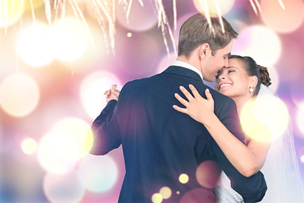 un couple qui danse pour préparer leur mariage
